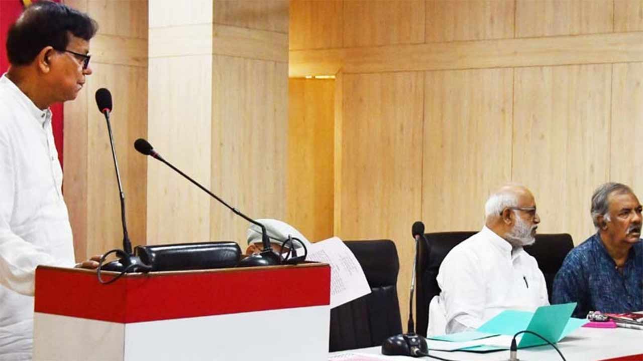 সিপিএমের রাজ্য কমিটির বৈঠকে দলের রাজ্য সম্পাদক মহম্মদ সেলিম, সাধারণ সম্পাদক এম এ বেবি ও পলিটব্যুরোর সদস্য নীলোৎপল বসু।