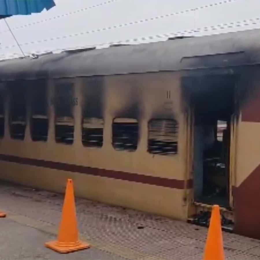 Fire breaks out in a train in Bihar dgtl
