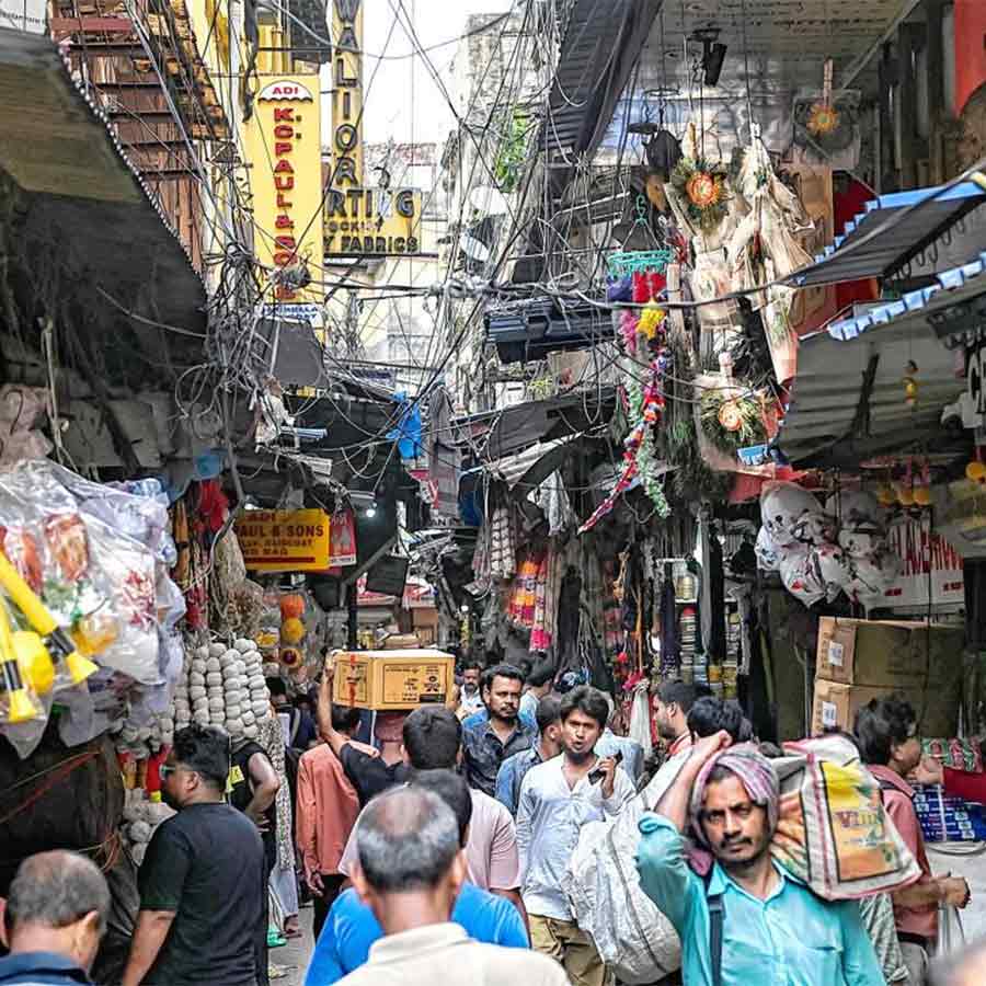 ঘিঞ্জি: বড়বাজার এলাকার গলিতে তারের জট, দু’পাশে টিন ও প্লাস্টিকের ছাউনির নীচে ঘেঁষাঘেঁষি করেই চলছে বিকিকিনি। রবিবার।