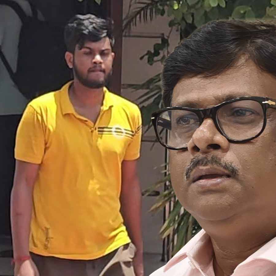 দক্ষিণ ২৪ পরগনার বিষ্ণুপুরের তৃণমূল বিধায়ক দিলীপ মণ্ডলের পুত্র অর্ঘ্যকে (ছবিতে বাঁ দিকে) গ্রেফতার করল পুলিশ।