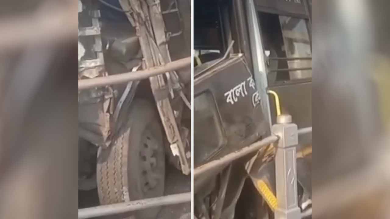 হাওড়া ব্রিজে বাস দুর্ঘটনা।