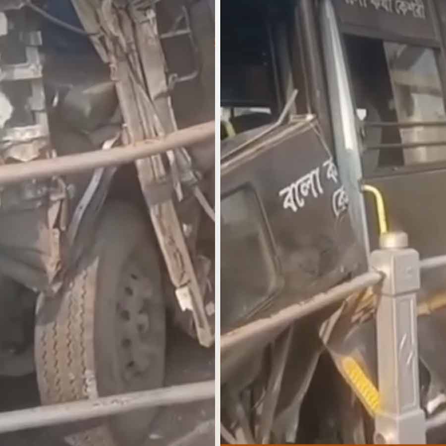 হাওড়া ব্রিজে বাস দুর্ঘটনা।