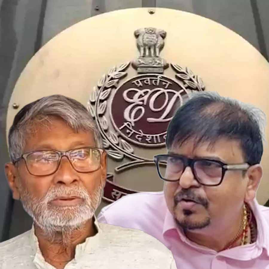 (বাঁ দিকে) দক্ষিণ দমদম পুরসভার প্রাক্তন চেয়ারম্যান পাচু রায় এবং প্রাক্তন মন্ত্রী সুজিত রায় (ডান দিকে)।