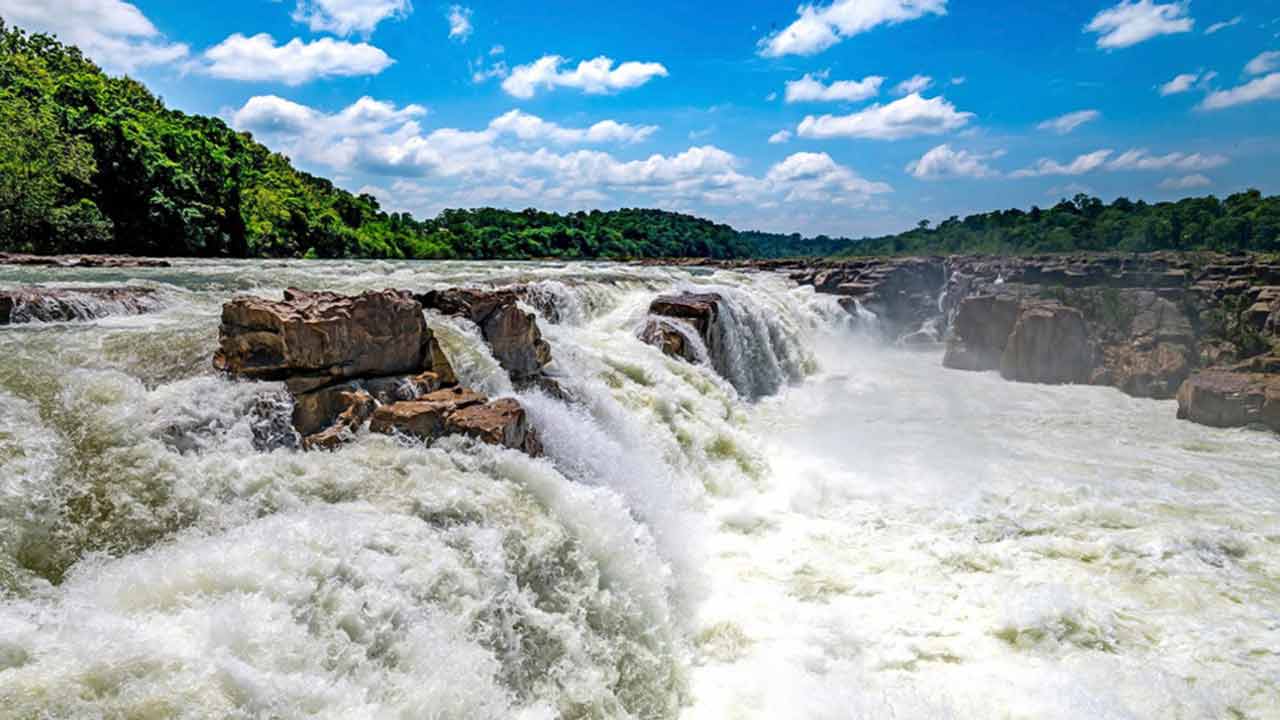 বর্ষায় পানিমুর থাকে দেখার মতো। গরমে জল কম থাকলেও, ঘুরতে খারাপ লাগবে না।