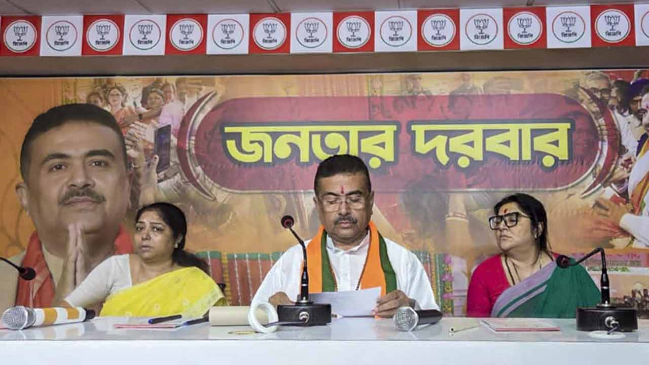 ‘জনতার দরবার’-এ (বাঁ দিকে) শশী অগ্নিহোত্রী। শুভেন্দু অধিকারী (মাঝে)। লকেট চট্টোপাধ্যায় (ডান দিকে)।