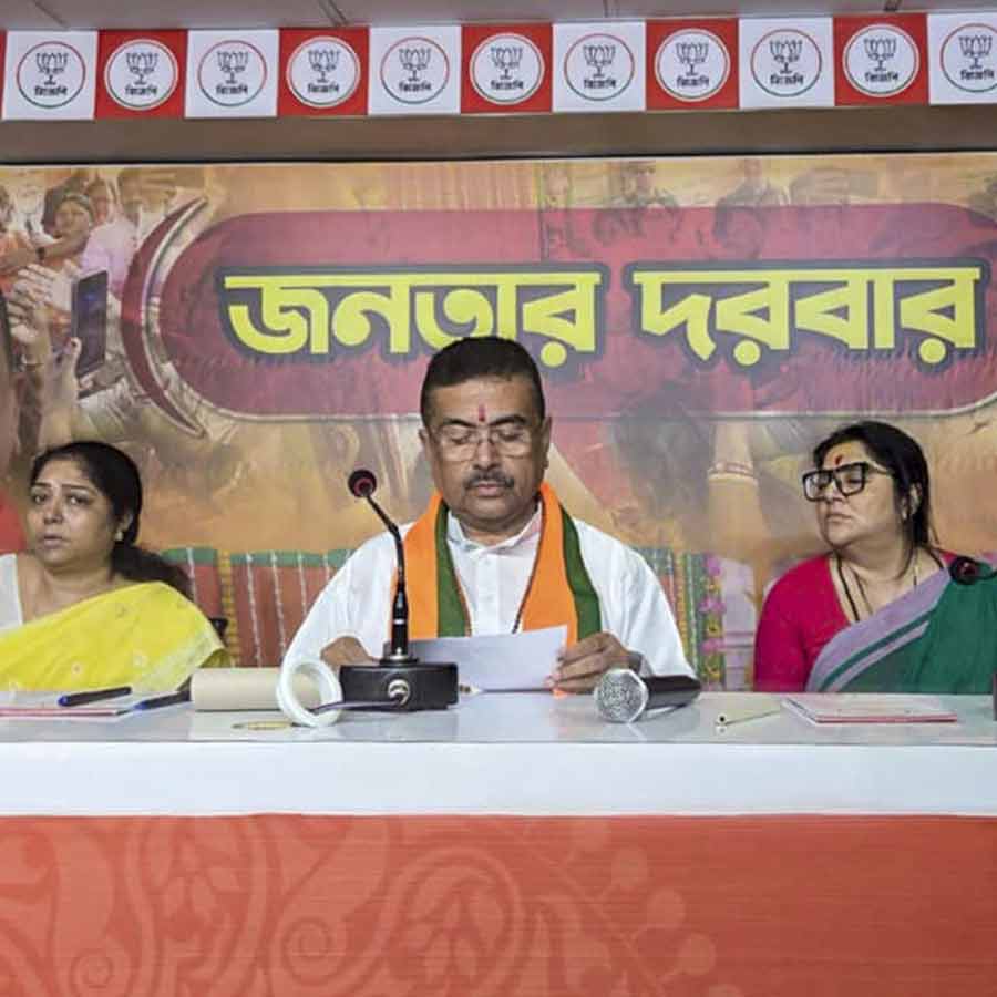 ‘জনতার দরবার’-এ (বাঁ দিকে) শশী অগ্নিহোত্রী। শুভেন্দু অধিকারী (মাঝে)। লকেট চট্টোপাধ্যায় (ডান দিকে)।