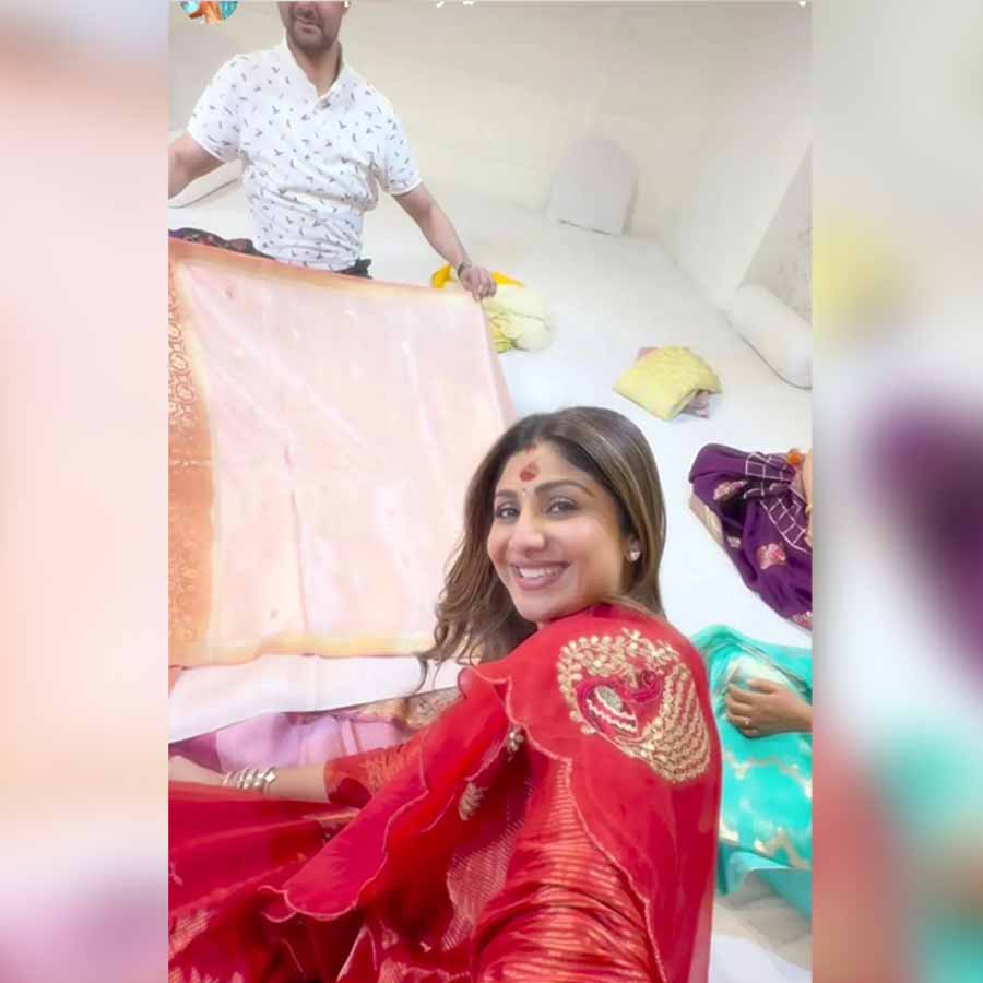 বেনারসি শাড়ির দোকানে শিল্পা। 