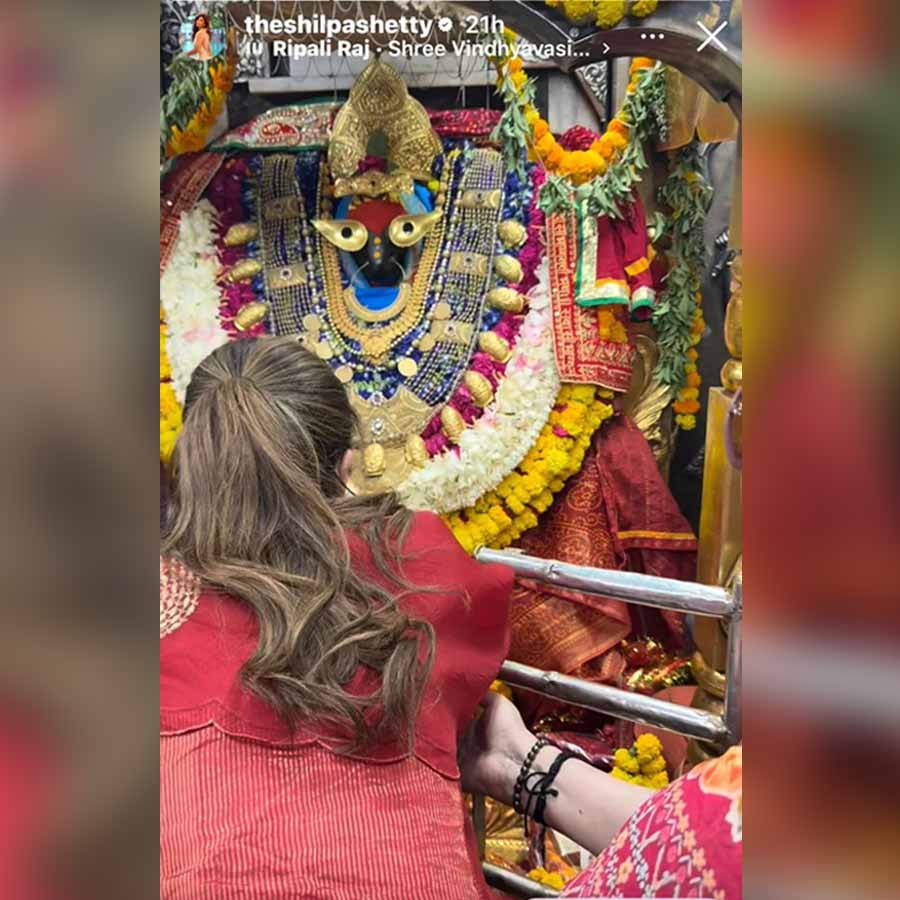 পুজো দিয়েছেন বিন্ধ্যবাসিনীর মন্দিরে। 