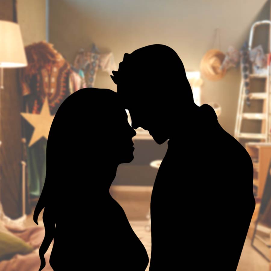 ‘বিশেষ’ মুহূর্ত চোখে পড়ে যায় বাকিদের?