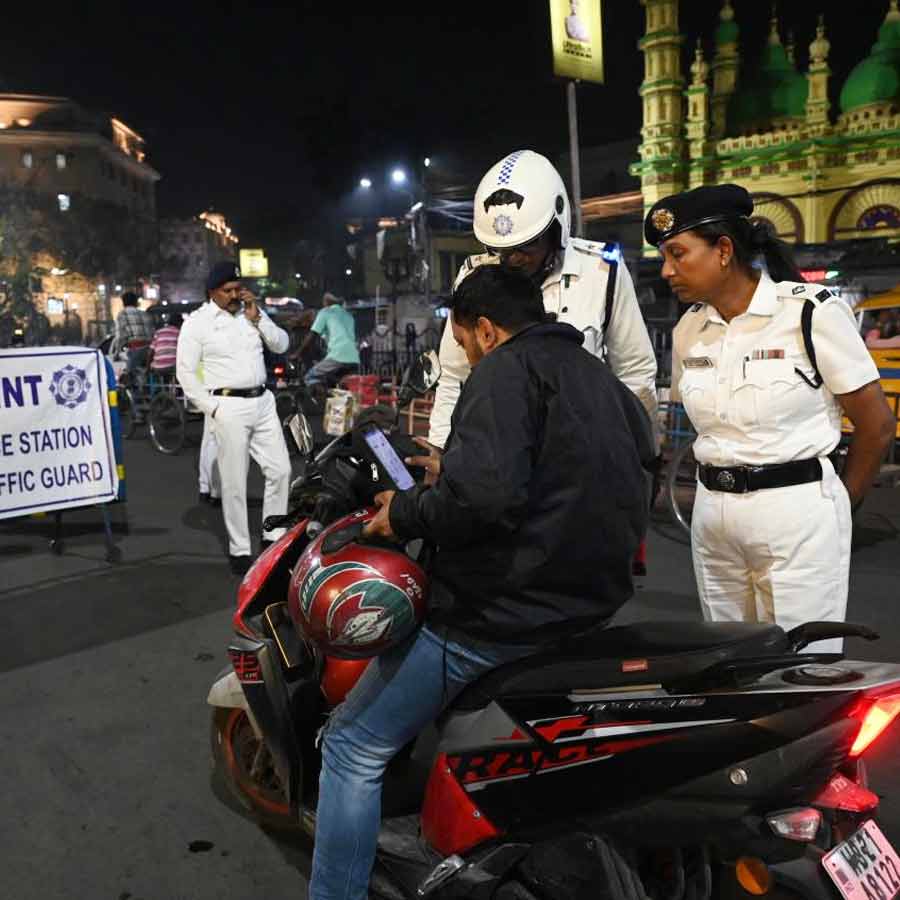 Kolkata Police register thousands of cases where bikers did not wear helmet and breaking traffic rules