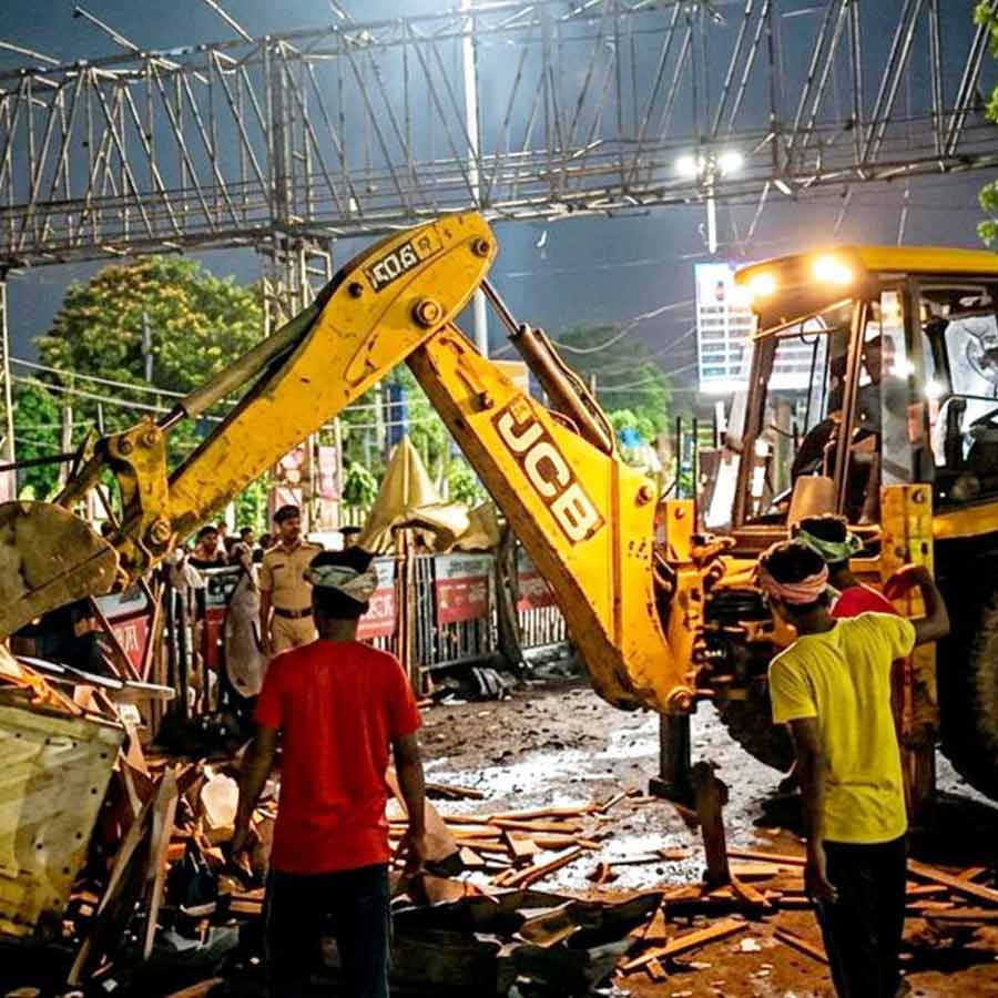 Railway started illegal hawker eviction in Howrah and Sealdah station