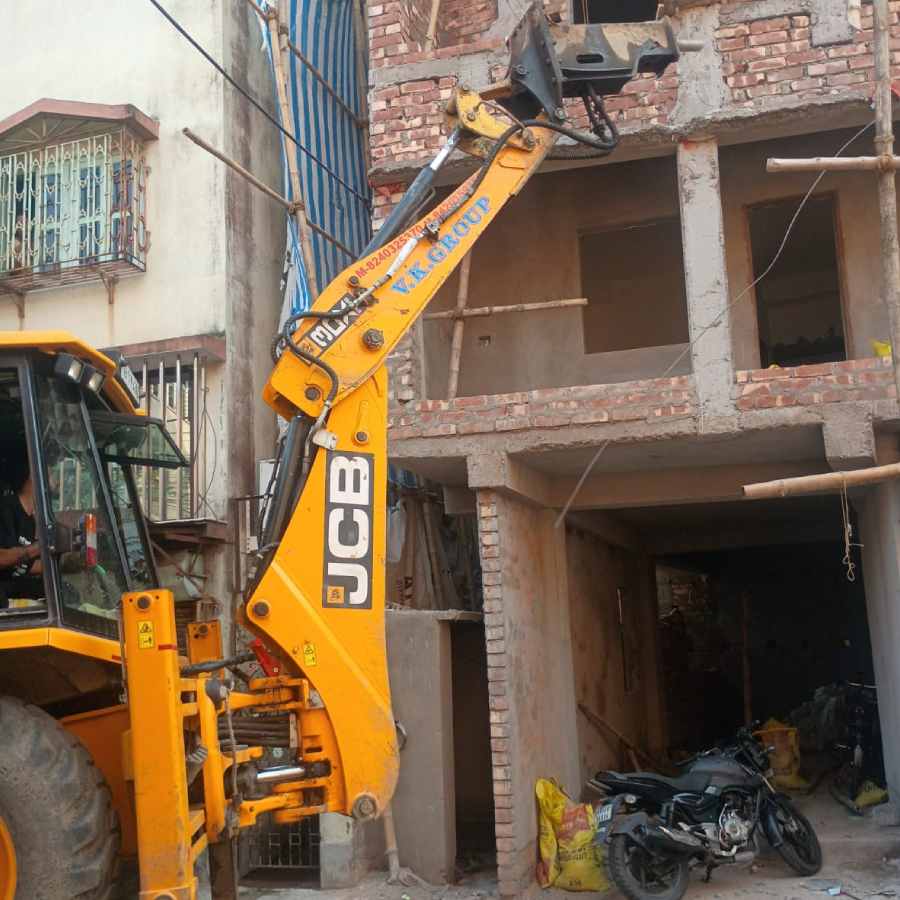 হাওড়ার শরৎ চ্যাটার্জি রোডে বেআইনি নির্মাণ ভাঙতে বুলডোজ়ার।