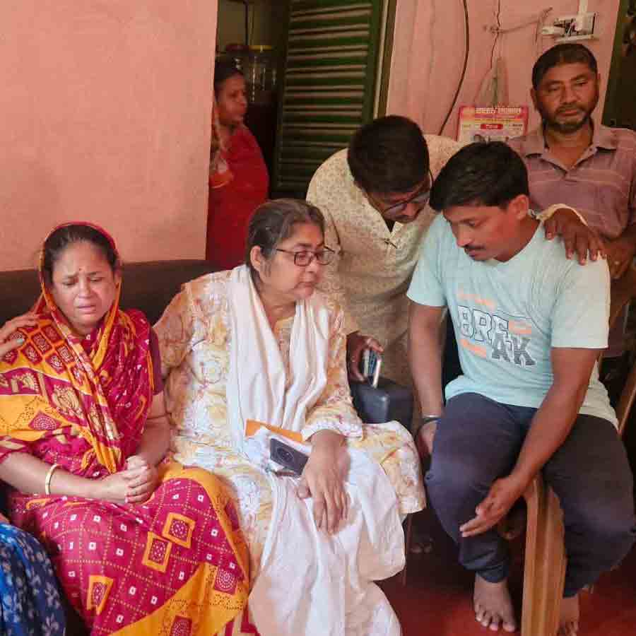 আক্রান্তদের পরিবারের সঙ্গে দোলা সেন।