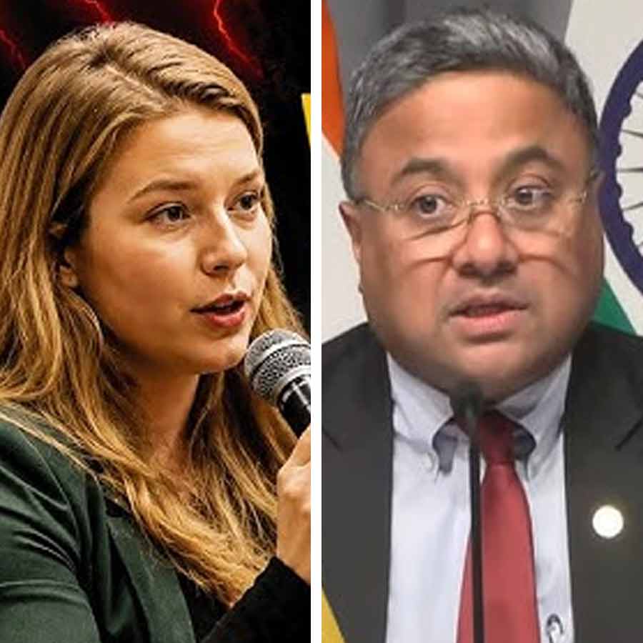 (বাঁ দিকে) নরওয়ের সাংবাদিক। ভারতের বিদেশ মন্ত্রকের সচিব সিবি জর্জ (ডান দিকে)।