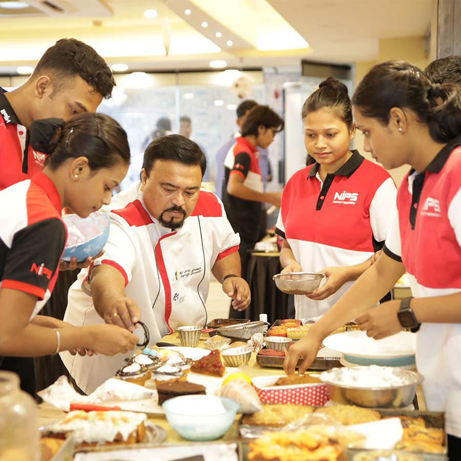 ছাত্রছাত্রীদের লাইভ ক্লাস করাচ্ছেন শেফ জোসেফ উত্তম গোমস্