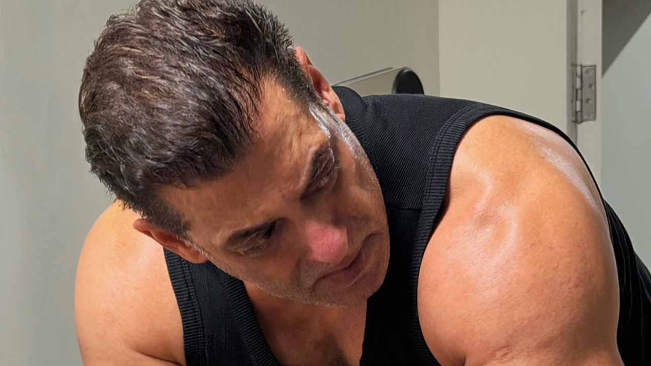সলমন খানের ফ্ল্যাটে সাপের হানা।