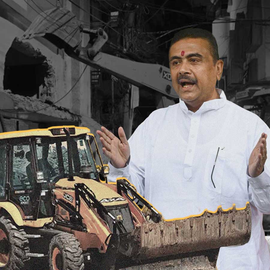 Hawker Encroachment In Howrah And Sealdah Station Creates A New Political Controversy dgtl