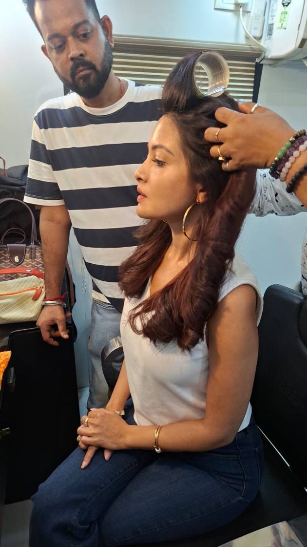 রূপটানে ব্যস্ত রিয়া সেন।
