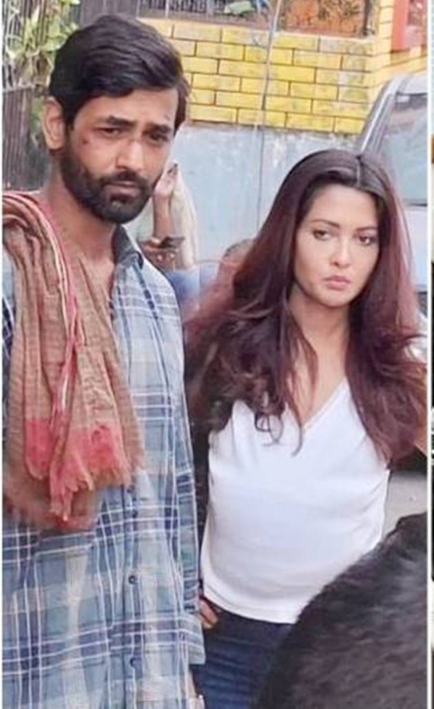 ‘রেখা’র শুটে রিয়া ও সায়ন। 