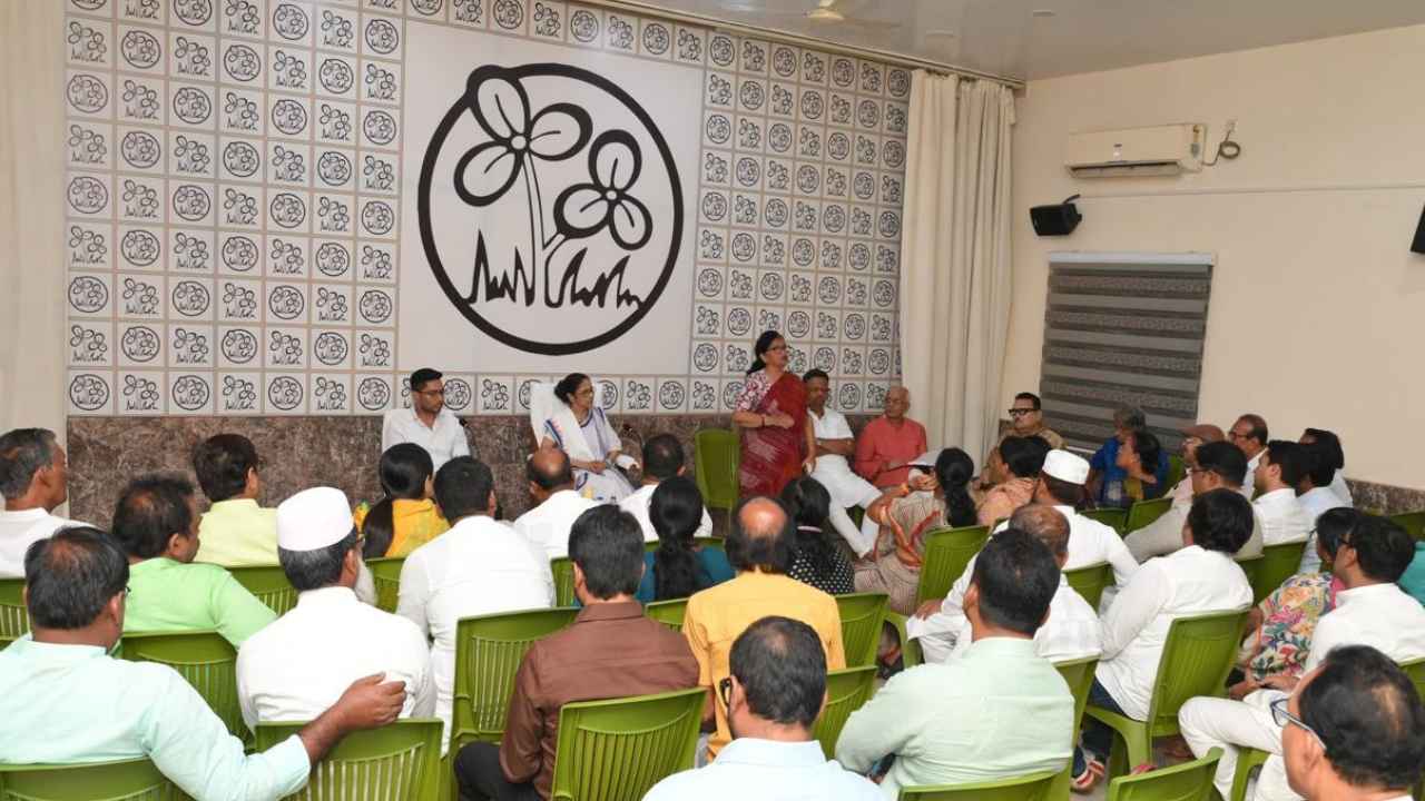 মঙ্গলবার কালীঘাটের বৈঠকে তৃণমূল নেত্রী মমতা বন্দ্যোপাধ্যায়, অভিষেক বন্দ্যোপাধ্যায়-সহ বিধায়কেরা।