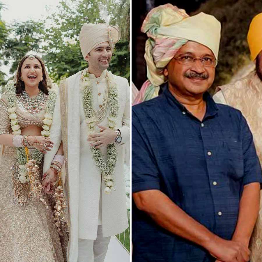Arvind Kejriwal reportedly lifted Raghav Chadha onto his shoulders on the latter\\\'s wedding day