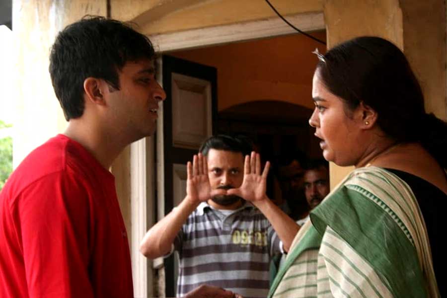 ‘ইচ্ছে’ ছবির সেটে শট বোঝাচ্ছেন শিবপ্রসাদ।