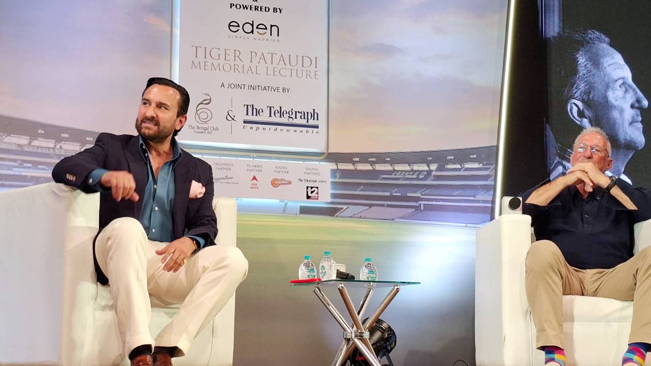 বিড়লা সভাঘরে সইফ আলি খান এবং প্রাক্তন ক্রিকেটার ইয়ান বথাম।