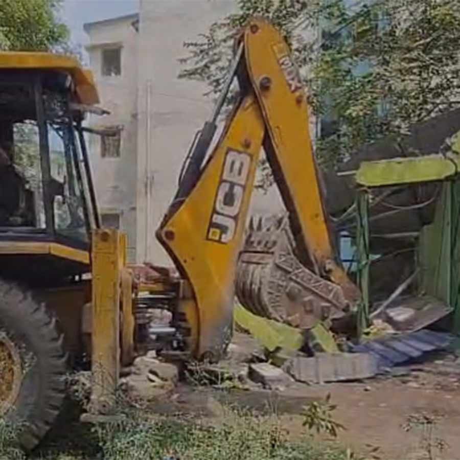 কার্যালয় ভাঙার মুহূর্ত।