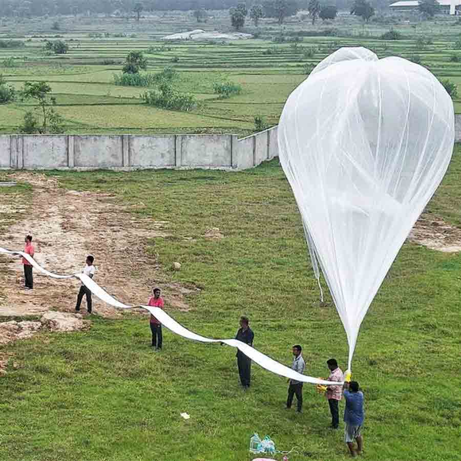 ওড়ানোর আগে স্ট্র্যাটোস্ফেরিক বেলুন। মঙ্গলবার চন্দ্রপুরে।