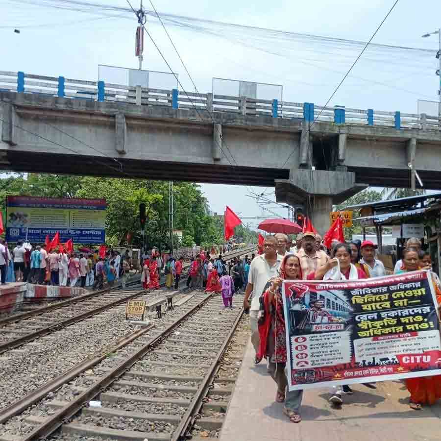 পুনর্বাসন ছাড়া হকার উচ্ছেদের প্রতিবাদে সিটু এবং সিপিএম কর্মী-সমর্থকেরা। বিরাটিতে।