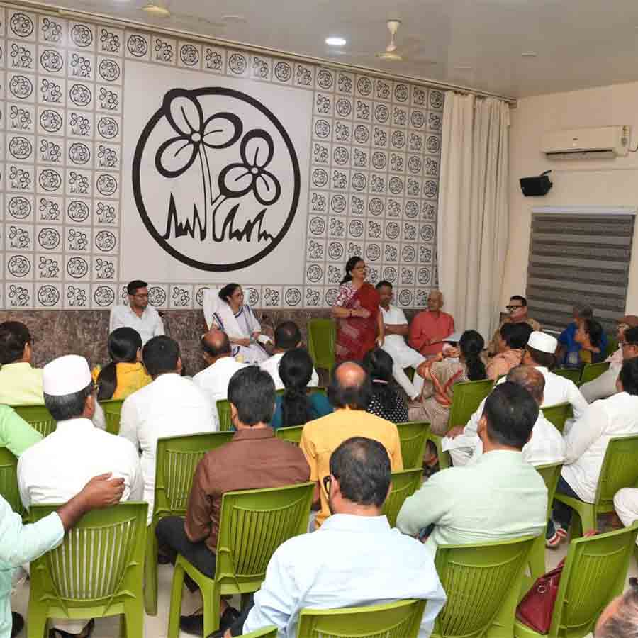 মমতা বন্দ্যোপাধ্যায় ও অভিষেক বন্দ্যোপাধ্যায়ের উপস্থিতিতে তৃণমূল কংগ্রেস বিধায়কদের বৈঠক। কালীঘাটে।