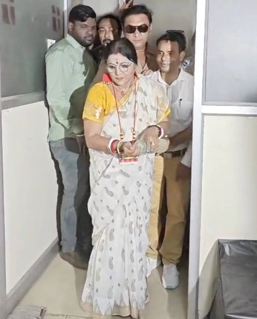 কলাকুশলীদের মাঝে নেত্রী-অভিনেত্রী পাপিয়া অধিকারী।