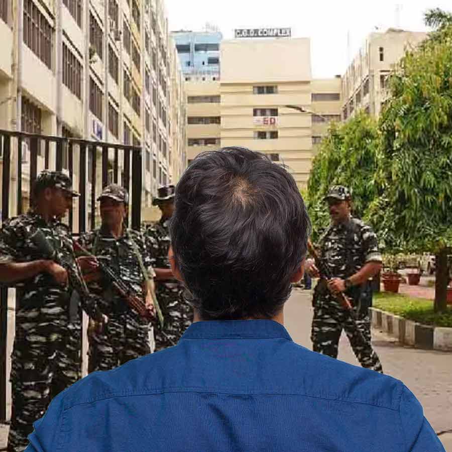 কলকাতার সিজিও কমপ্লেক্সে হাজিরা দিলেন আইএএস অফিসার।