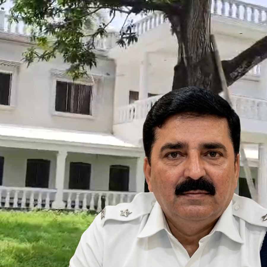 Kolkata Police DC Shantanu Biswas\\\\\\\' luxurious house in Kandi