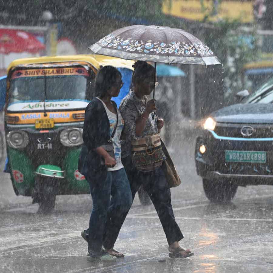 কলকাতার কিছু অংশে বৃষ্টি শুরু হয়ে গিয়েছে বুধবার বিকেলে।