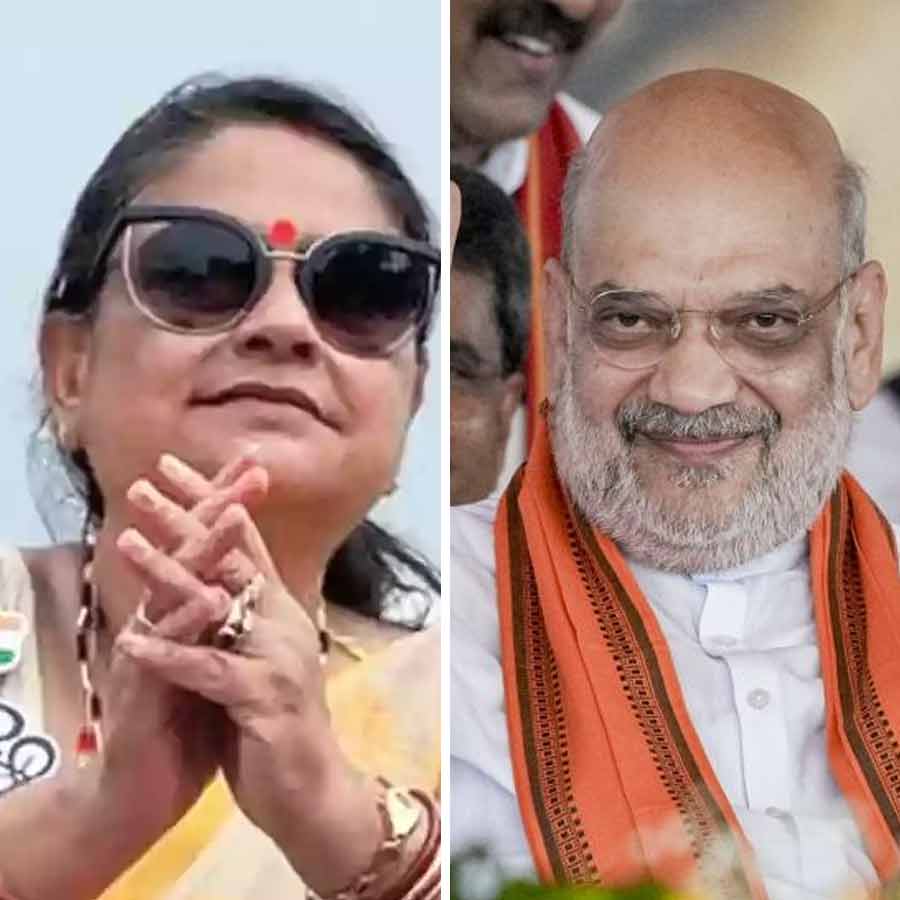 (বাঁ দিকে) বারাসতের তৃণমূল সাংসদ কাকলি ঘোষ দস্তিদার। কেন্দ্রীয় স্বরাষ্ট্রমন্ত্রী অমিত শাহ (ডান দিকে)।