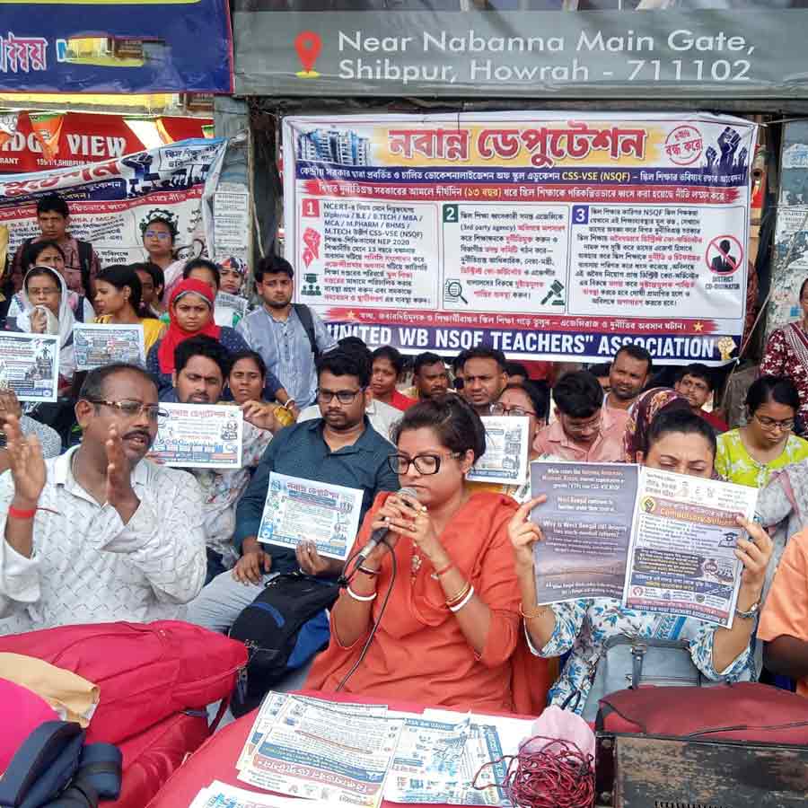 হাওড়ার মন্দিরতলায় জমায়েতে শিক্ষক- শিক্ষিকারা ।