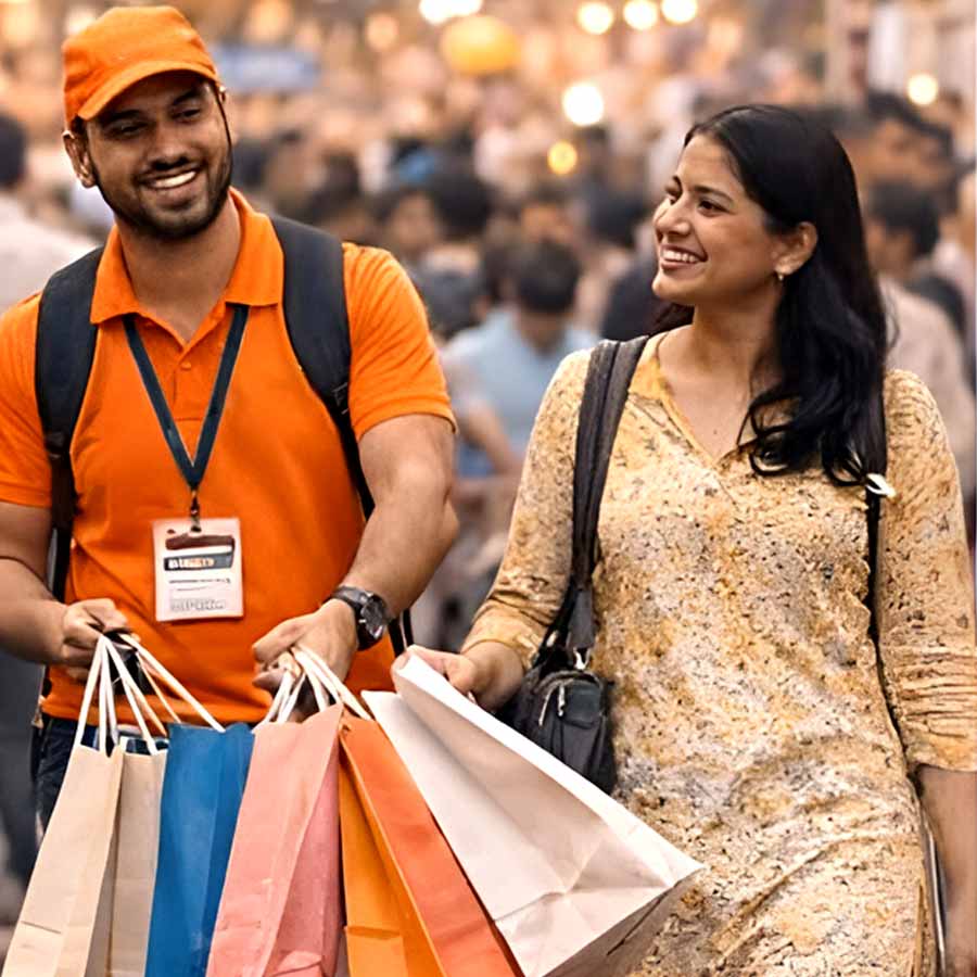 যত খুশি তত কিনুন, সঙ্গে আছেন ‘ব্যাগধারী’।
