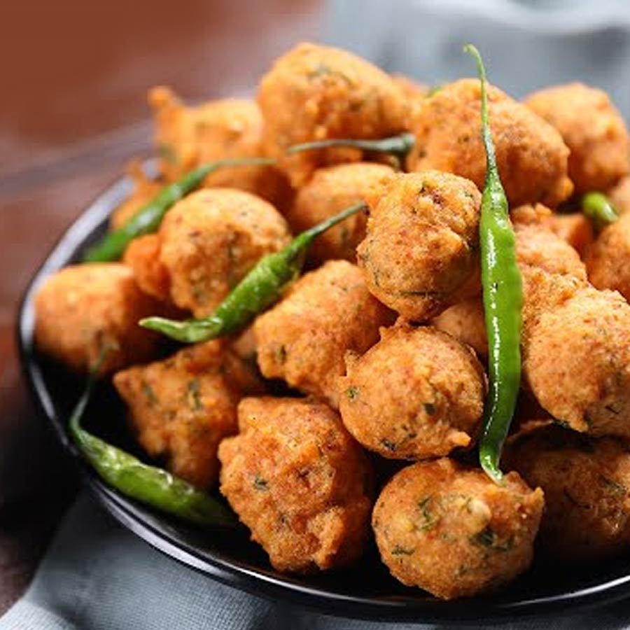 বাড়িতে কী ভাবে বানাবেন মুচমুচে মুগ ডালের পকোড়া?