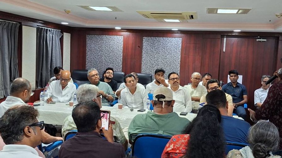 কলাকুশলীদের মুখোমুখি বিজেপি বিধায়ক রুদ্রনীল ঘোষ।