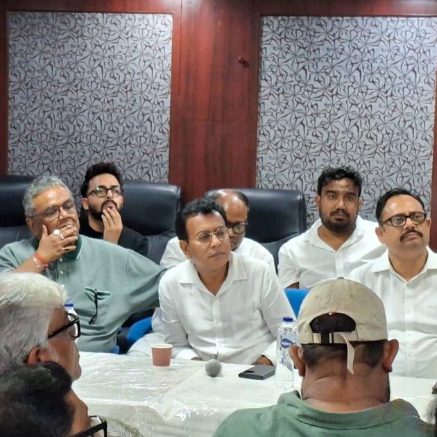 কলাকুশলীদের মুখোমুখি বিজেপি বিধায়ক রুদ্রনীল ঘোষ।