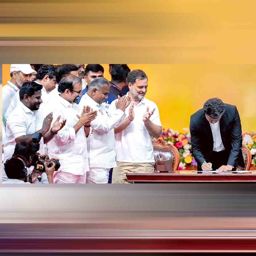 সঙ্গী: তামিলনাড়ুর নতুন সরকারের মন্ত্রিসভার শপথগ্রহণ অনুষ্ঠানে সি জোসেফ বিজয়ের পাশে রাহুল গান্ধী ও অন্য নেতারা।