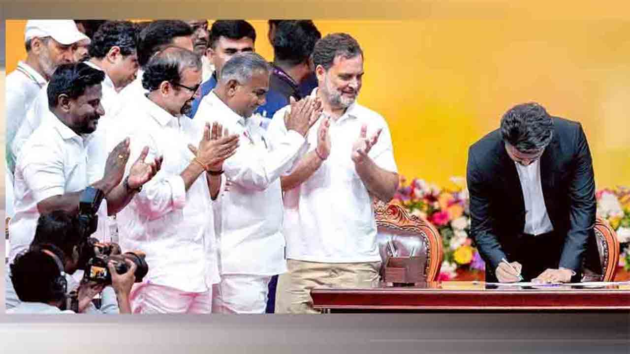 সঙ্গী: তামিলনাড়ুর নতুন সরকারের মন্ত্রিসভার শপথগ্রহণ অনুষ্ঠানে সি জোসেফ বিজয়ের পাশে রাহুল গান্ধী ও অন্য নেতারা।