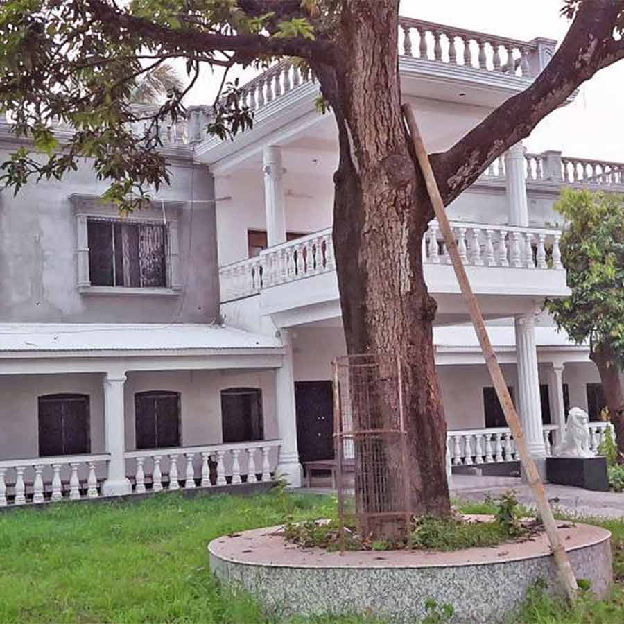 শান্তনু সিংহ বিশ্বাসের কান্দির বাড়ি।