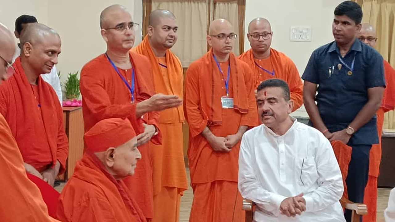 বৃহস্পতিবার বেলুড় মঠে মহারাজদের সঙ্গে মুখ্যমন্ত্রী শুভেন্দু অধিকারী।