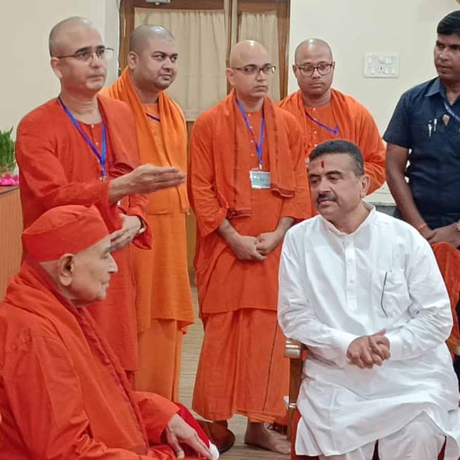 বৃহস্পতিবার বেলুড় মঠে মহারাজদের সঙ্গে মুখ্যমন্ত্রী শুভেন্দু অধিকারী।