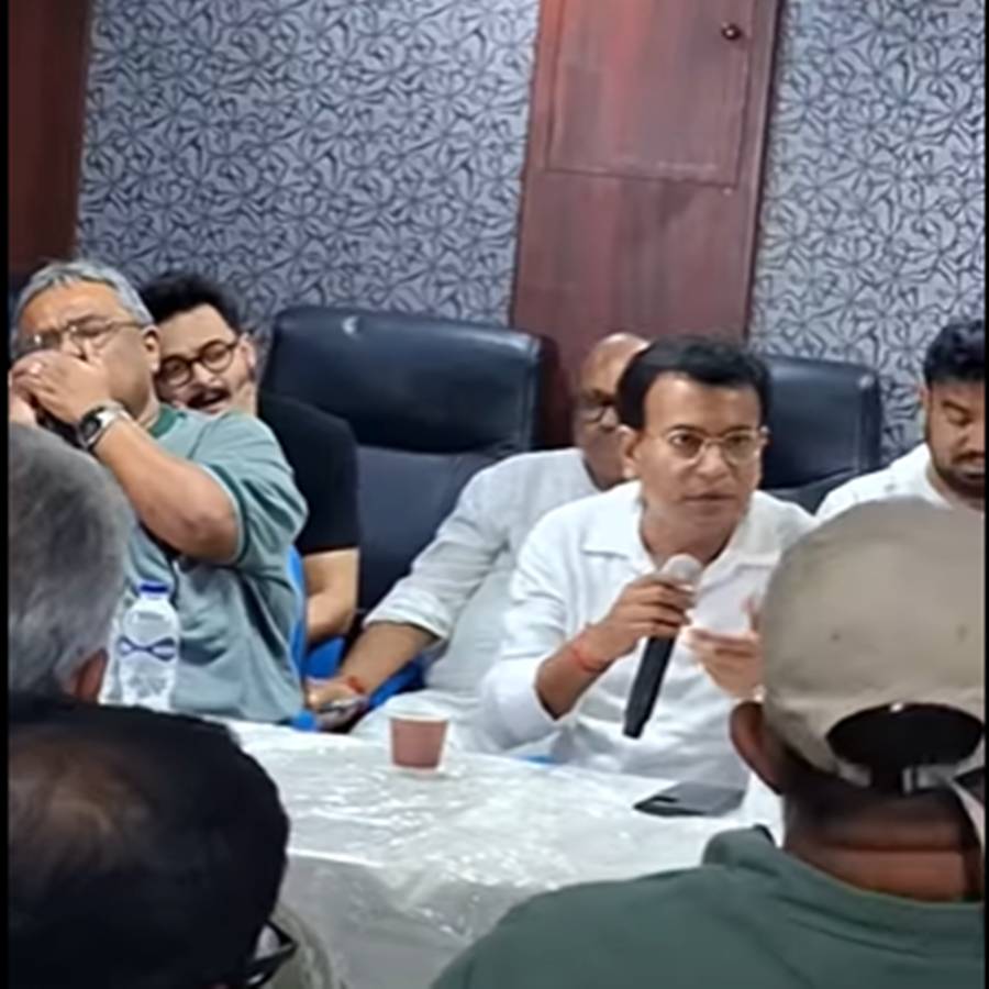 টেকনিশিয়ান এবং বিজেপি বিধায়ক রুদ্রনীল ঘোষের বৈঠক।