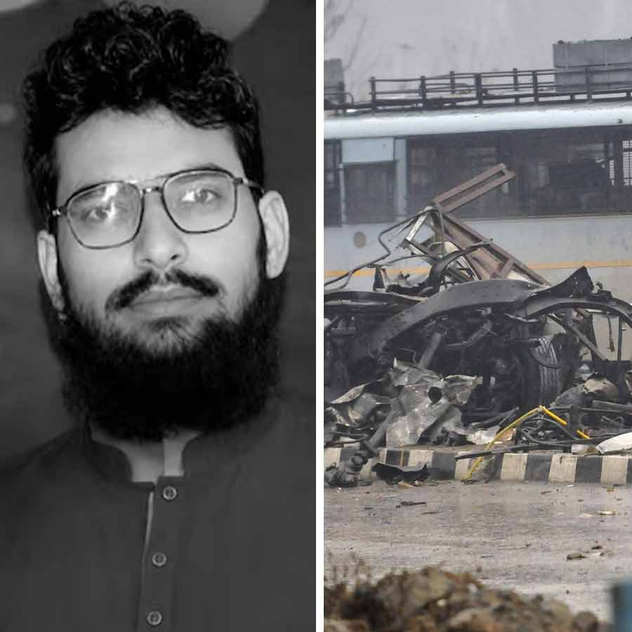 (বাঁ দিকে) নিহত হামজ়া বুরহান। পুলওয়ামা হামলা (ডান দিকে)।