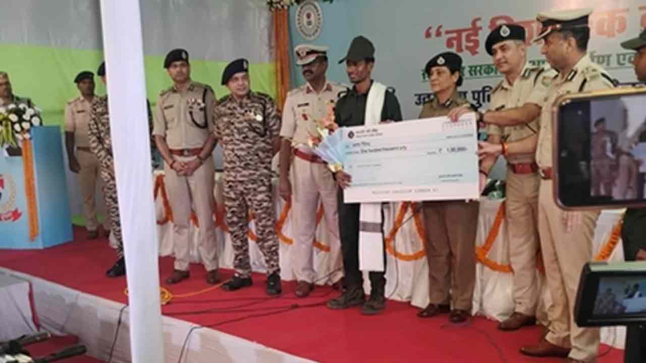 রাজ্য পুলিশের কাছে আত্মসমর্পণ মাওবাদীদের। ছবি: সংগৃহীত।