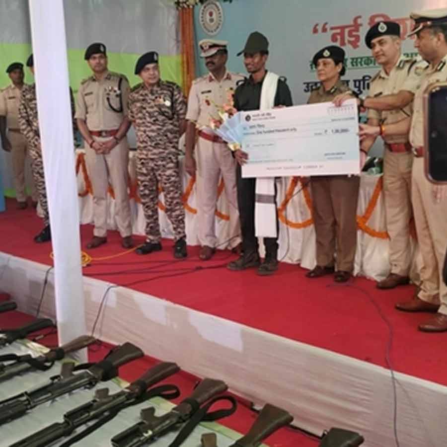 রাজ্য পুলিশের কাছে আত্মসমর্পণ মাওবাদীদের। ছবি: সংগৃহীত।